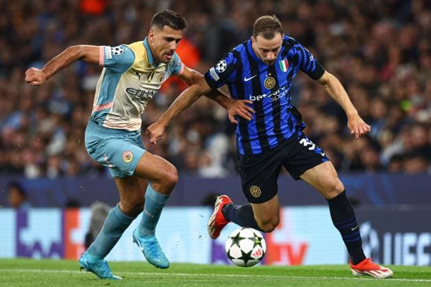 Rodri of Manchester City (L) battles with Carlos Augusto of Inter Milan (R) Manchester City v Inter Milan, UEFA Champions League, Group Stage, Football, Etihad Stadium, Manchester, UK, 18 Sep 2024 EDITORIAL USE ONLY No use with unauthorised audio, video, data, fixture lists, club league logos or live services. Online in-match use limited to 120 images, no video emulation. No use in betting, games or single club league player publications. Copyright: xMattxWest Shutterstockx 14722162be