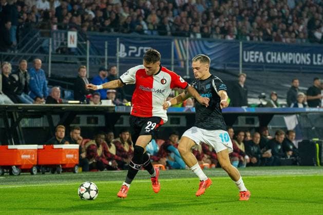 Santiago Gimenez Feyenoord Rotterdam, 29 in duel with Florian Wirtz Bayer Leverkusen, 10 Feyenoord Rotterdam vs Bayer Leverkusen, Football, Champions League, Matchday 1, Season 2024 2025, 19 09 2024 Feyenoord Rotterdam vs Bayer Leverkusen, Football, Champions League, Matchday 1, Season 2024 2025, 19 09 2024 Rotterdam Copyright: xEibner-Pressefoto JustinxDerondex EP_JDU