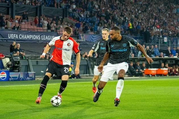 Santiago Gimenez Feyenoord Rotterdam, 29 in duel with Jonathan Tah Bayer Leverkusen, 04 Feyenoord Rotterdam vs Bayer Leverkusen, Football, Champions League, Matchday 1, Season 2024 2025, 19 09 2024 Feyenoord Rotterdam vs Bayer Leverkusen, Football, Champions League, Matchday 1, Season 2024 2025, 19 09 2024 Rotterdam Copyright: xEibner-Pressefoto JustinxDerondex EP_JDU