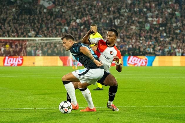 Granit Xhaka Bayer Leverkusen, 34 in duel with Quinten Timber Feyenoord Rotterdam, 08 Feyenoord Rotterdam vs Bayer Leverkusen, Football, Champions League, Matchday 1, Season 2024 2025, 19 09 2024 Feyenoord Rotterdam vs Bayer Leverkusen, Football, Champions League, Matchday 1, Season 2024 2025, 19 09 2024 Rotterdam Copyright: xEibner-Pressefoto JustinxDerondex EP_JDU