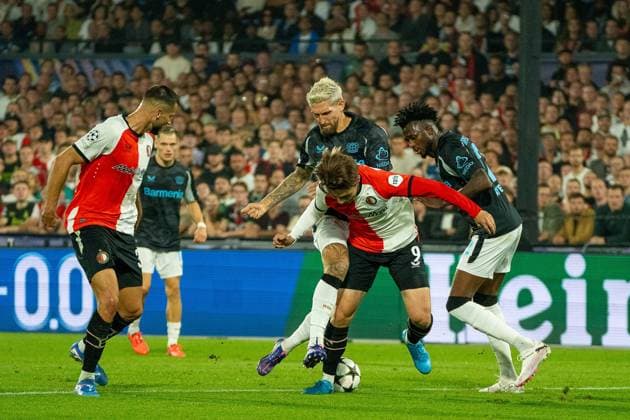 duel between Ayase Ueda Feyenoord Rotterdam, 09 and Robert Andrich Bayer Leverkusen, 08 Feyenoord Rotterdam vs Bayer Leverkusen, Football, Champions League, Matchday 1, 2024 2025 season, 19 09 2024 Feyenoord Rotterdam vs Bayer Leverkusen, Football, Champions League, Matchday 1, 2024 2025 season, 19 09 2024 Rotterdam Copyright: xEibner-Pressefoto JustinxDerondex EP_JDU