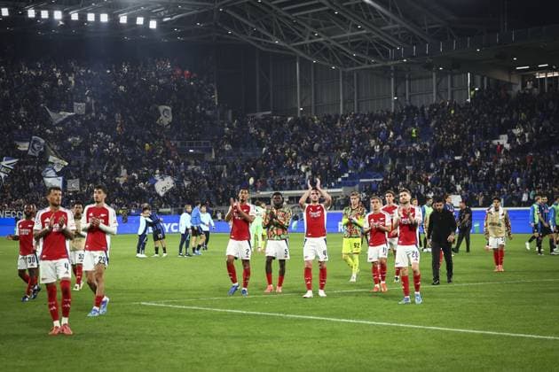 Arsenal players applaud fans at full time Atalanta v Arsenal, UEFA Champions League, Group Stage, Football, Gewiss Stadium, Bergamo, Italy, 19 Sep 2024 EDITORIAL USE ONLY No use with unauthorised audio, video, data, fixture lists, club league logos or live services. Online in-match use limited to 120 images, no video emulation. No use in betting, games or single club league player publications. Copyright: xSimonxDael Shutterstockx 14722274aw