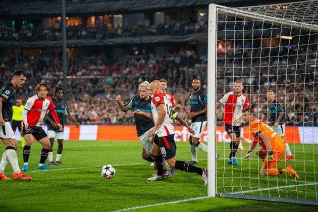 Robert Andrich Bayer Leverkusen, 08 in duel with Gernot Trauner Feyenoord Rotterdam, 18 Feyenoord Rotterdam vs Bayer Leverkusen, Football, Champions League, Matchday 1, Season 2024 2025, 19 09 2024 Feyenoord Rotterdam vs Bayer Leverkusen, Football, Champions League, Matchday 1, Season 2024 2025, 19 09 2024 Rotterdam Copyright: xEibner-Pressefoto JustinxDerondex EP_JDU