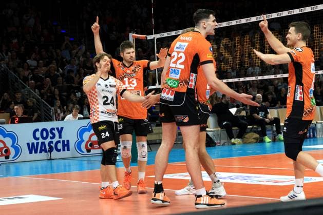 DEU, DVV, 1 VBL, BR Volleys vs Helios Grizzlys Giesen, 21 09 2024, Max Schmeling Halle, Berlin, DEU, DVV, 1 VBL, BR Volleys vs Helios Grizzlys Giesen, in the picture BR Volleys player circle, Johannes Tille BR Volleys 6 , Kyle Dagostino BR Volleys 24 , Ruben Schott BR Volleys 13 , Jake Hanes BR Volleys 22 , Johannes Tille BR Volleys 6 Foto Juergen Engler nordphoto GmbH nordphotoxGmbHx xEngler nph00076