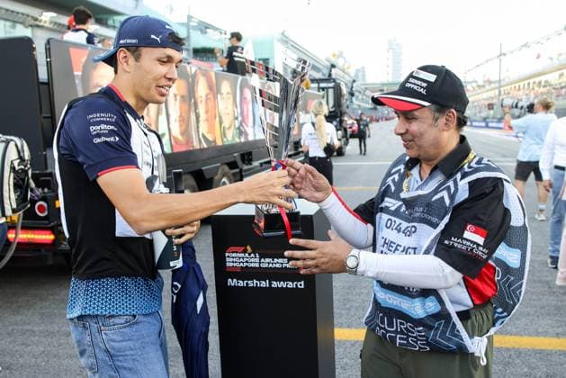 ALBON Alexander (tha), Williams Racing FW46, portrait Marshall award marshall, commissaire de piste, marshal, marshalls, marshals during the Formula 1 Singapore Grand Prix 2024, 18th round of the 2024 Formula One World Championship, WM, Weltmeisterschaft from September 20 to 22, 2024 on the Marina Bay Circuit, in Singapore, Singapore - F1 - SINGAPORE GRAND PRIX 2024 DPPI Panoramic 240922_R18_SINGAPORE_DP_XB5_1916