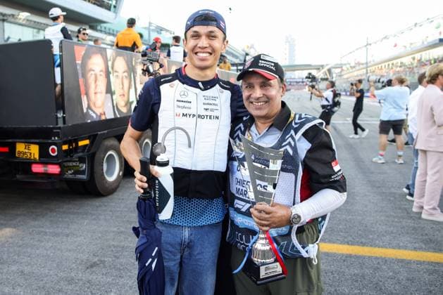 ALBON Alexander (tha), Williams Racing FW46, portrait Marshall award marshall, commissaire de piste, marshal, marshalls, marshals during the Formula 1 Singapore Grand Prix 2024, 18th round of the 2024 Formula One World Championship, WM, Weltmeisterschaft from September 20 to 22, 2024 on the Marina Bay Circuit, in Singapore, Singapore - F1 - SINGAPORE GRAND PRIX 2024 DPPI Panoramic 240922_R18_SINGAPORE_DP_XB5_1920