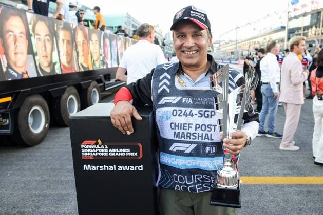 Marshall award marshall, commissaire de piste, marshal, marshalls, marshals during the Formula 1 Singapore Grand Prix 2024, 18th round of the 2024 Formula One World Championship, WM, Weltmeisterschaft from September 20 to 22, 2024 on the Marina Bay Circuit, in Singapore, Singapore - F1 - SINGAPORE GRAND PRIX 2024 DPPI Panoramic 240922_R18_SINGAPORE_DP_XB5_1942