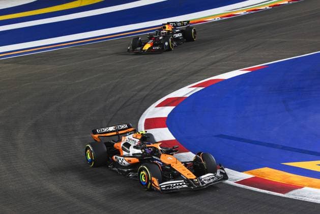 04 NORRIS Lando (gbr), McLaren F1 Team MCL38, action and 01 VERSTAPPEN Max (nld), Red Bull Racing RB20, action during the Formula 1 Singapore Grand Prix 2024, 18th round of the 2024 Formula One World Championship, WM, Weltmeisterschaft from September 20 to 22, 2024 on the Marina Bay Circuit, in Singapore, Singapore - F1 - SINGAPORE GRAND PRIX 2024 DPPI Panoramic 240922_R18_SINGAPORE_DP_XB5_2218
