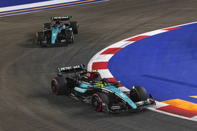 44 HAMILTON Lewis (gbr), Mercedes AMG F1 Team W15, action and 63 RUSSELL George (gbr), Mercedes AMG F1 Team W15, action during the Formula 1 Singapore Grand Prix 2024, 18th round of the 2024 Formula One World Championship, WM, Weltmeisterschaft from September 20 to 22, 2024 on the Marina Bay Circuit, in Singapore, Singapore - F1 - SINGAPORE GRAND PRIX 2024 DPPI Panoramic 240922_R18_SINGAPORE_DP_XB5_2229