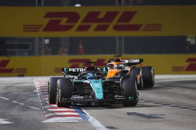 63 RUSSELL George (gbr), Mercedes AMG F1 Team W15, action and 81 PIASTRI Oscar (aus), McLaren F1 Team MCL38, action during the Formula 1 Singapore Grand Prix 2024, 18th round of the 2024 Formula One World Championship, WM, Weltmeisterschaft from September 20 to 22, 2024 on the Marina Bay Circuit, in Singapore, Singapore - F1 - SINGAPORE GRAND PRIX 2024 DPPI Panoramic 240922_R18_SINGAPORE_DP_XB3_2539