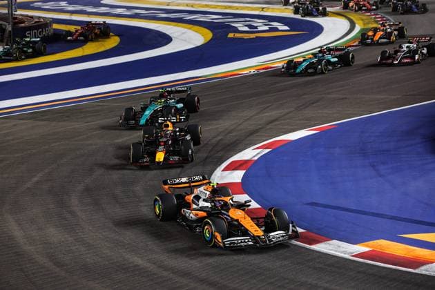 start of the race, depart, 04 NORRIS Lando (gbr), McLaren F1 Team MCL38, action 01 VERSTAPPEN Max (nld), Red Bull Racing RB20, action 44 HAMILTON Lewis (gbr), Mercedes AMG F1 Team W15, action during the Formula 1 Singapore Grand Prix 2024, 18th round of the 2024 Formula One World Championship, WM, Weltmeisterschaft from September 20 to 22, 2024 on the Marina Bay Circuit, in Singapore, Singapore - F1 - SINGAPORE GRAND PRIX 2024 DPPI Panoramic 240922_R18_SINGAPORE_DP_XB3_2132