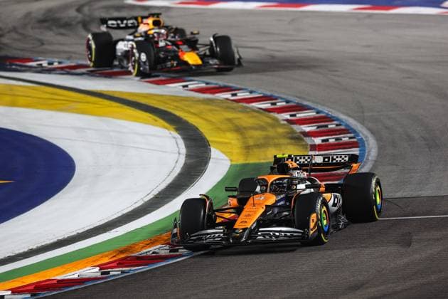 04 NORRIS Lando (gbr), McLaren F1 Team MCL38, action 01 VERSTAPPEN Max (nld), Red Bull Racing RB20, action during the Formula 1 Singapore Grand Prix 2024, 18th round of the 2024 Formula One World Championship, WM, Weltmeisterschaft from September 20 to 22, 2024 on the Marina Bay Circuit, in Singapore, Singapore - F1 - SINGAPORE GRAND PRIX 2024 DPPI Panoramic 240922_R18_SINGAPORE_DP_XB3_2173
