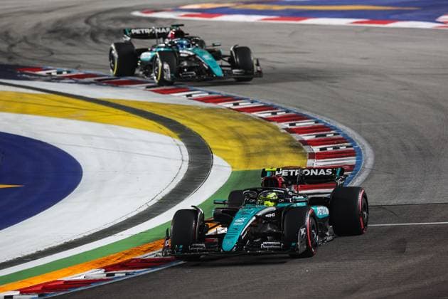 44 HAMILTON Lewis (gbr), Mercedes AMG F1 Team W15, action 63 RUSSELL George (gbr), Mercedes AMG F1 Team W15, action during the Formula 1 Singapore Grand Prix 2024, 18th round of the 2024 Formula One World Championship, WM, Weltmeisterschaft from September 20 to 22, 2024 on the Marina Bay Circuit, in Singapore, Singapore - F1 - SINGAPORE GRAND PRIX 2024 DPPI Panoramic 240922_R18_SINGAPORE_DP_XB3_2180