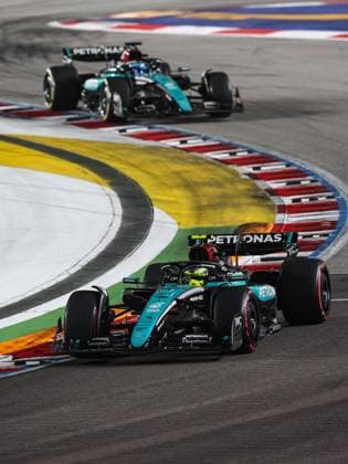44 HAMILTON Lewis (gbr), Mercedes AMG F1 Team W15, action 63 RUSSELL George (gbr), Mercedes AMG F1 Team W15, action during the Formula 1 Singapore Grand Prix 2024, 18th round of the 2024 Formula One World Championship, WM, Weltmeisterschaft from September 20 to 22, 2024 on the Marina Bay Circuit, in Singapore, Singapore - F1 - SINGAPORE GRAND PRIX 2024 DPPI Panoramic 240922_R18_SINGAPORE_DP_XB3_2181