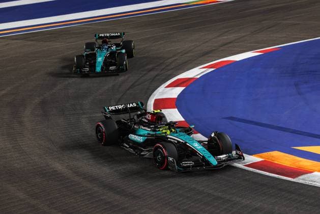 44 HAMILTON Lewis (gbr), Mercedes AMG F1 Team W15, action 63 RUSSELL George (gbr), Mercedes AMG F1 Team W15, action during the Formula 1 Singapore Grand Prix 2024, 18th round of the 2024 Formula One World Championship, WM, Weltmeisterschaft from September 20 to 22, 2024 on the Marina Bay Circuit, in Singapore, Singapore - F1 - SINGAPORE GRAND PRIX 2024 DPPI Panoramic 240922_R18_SINGAPORE_DP_XB5_2229