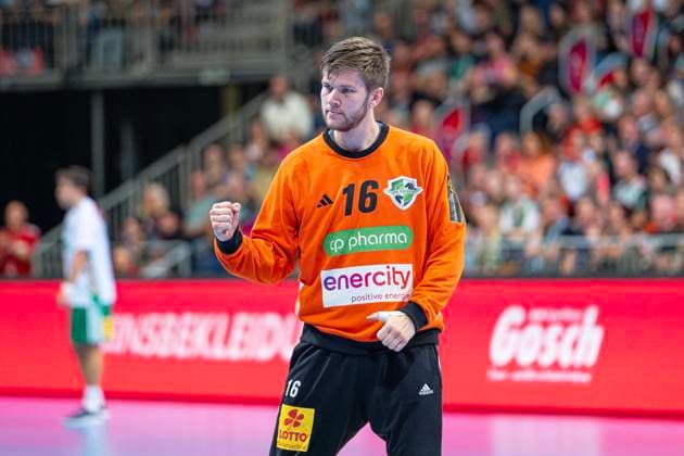 Simon Gade TSV Hannover Burgdorf, No. 16 v l , TSV Hannover Burgdorf white against Füchse Berlin pink on Matchday 3 of the 2024 2025 season in the DAIKIN Handball Bundesliga 22 09 2024, ZAG Arena Hannover, GER , Copyright: xJanxGuentherx xTSVxHannover-Burgdorfx