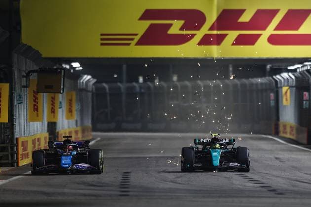 31 OCON Esteban (fra), Alpine F1 Team A524, action 44 HAMILTON Lewis (gbr), Mercedes AMG F1 Team W15, action during the Formula 1 Singapore Grand Prix 2024, 18th round of the 2024 Formula One World Championship, WM, Weltmeisterschaft from September 20 to 22, 2024 on the Marina Bay Circuit, in Singapore, Singapore - F1 - SINGAPORE GRAND PRIX 2024 DPPI Panoramic 240922_R18_SINGAPORE_DP_XB3_2502_1
