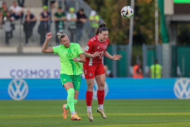 from left Alexandra Popp VfL Wolfsburg, 11 and Adriana Achcinska 1 FC Köln, 9 in header duel, header, duel, action, action, match scene, THE DFB REGULATIONS PROHIBIT ANY USE OF PHOTOGRAPHS AS IMAGE SEQUENCES AND OR QUASI VIDEO , 22 09 2024, Wolfsburg Germany , Football, Google Pixel Womens Bundesliga, VfL Wolfsburg 1 FC Köln xobx