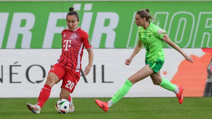 from left Sylwia Matysik 1 FC Köln, 20 and Jule Brand VfL Wolfsburg, 29 in a duel, dynamic, action, action, game scene, THE DFB REGULATIONS PROHIBIT ANY USE OF PHOTOGRAPHS AS IMAGE SEQUENCES AND OR QUASI VIDEO , 22 09 2024, Wolfsburg Germany , Football, Google Pixel Womens Bundesliga, VfL Wolfsburg 1 FC Köln xobx