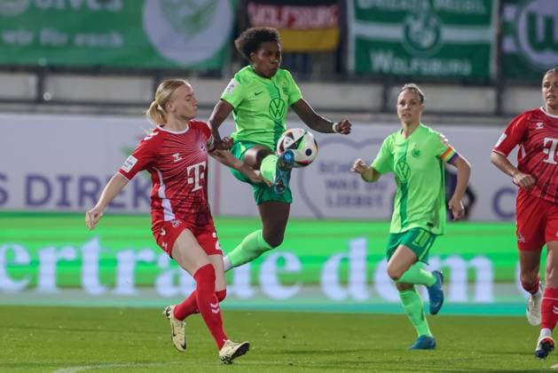 from left Anna Gerhardt 1 FC Köln, 21 and Lineth Beerensteyn VfL Wolfsburg, 9 in a duel, dynamic, action, action, game scene, THE DFB REGULATIONS PROHIBIT ANY USE OF PHOTOGRAPHS AS IMAGE SEQUENCES AND OR QUASI VIDEO , 22 09 2024, Wolfsburg Germany , Football, Google Pixel Womens Bundesliga, VfL Wolfsburg 1 FC Köln xobx