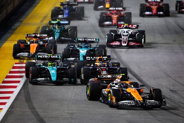 start of the race, depart, 04 NORRIS Lando (gbr), McLaren F1 Team MCL38, 01 VERSTAPPEN Max (nld), Red Bull Racing RB20, 44 HAMILTON Lewis (gbr), Mercedes AMG F1 Team W15, action during the Formula 1 Singapore Grand Prix 2024, 18th round of the 2024 Formula One World Championship, WM, Weltmeisterschaft from September 20 to 22, 2024 on the Marina Bay Circuit, in Singapore, Singapore - F1 - SINGAPORE GRAND PRIX 2024 DPPI Panoramic 240922_R18_SINGAPORE_DP_AV3_4155