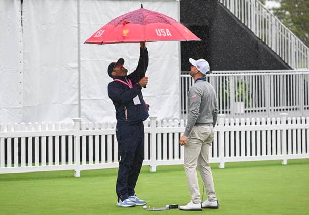 September 23, 2024, Montreal, Pq, Canada: United States team member Wyndham Clark, right, looks on as his caddy adjusts an umbrella during practice at the Presidents Cup at the Royal Montreal Golf Club on Monday, Sept. 23, 2024, in Montreal. Canada News - September 23, 2024 - ZUMAc35_ 20240923_zaf_c35_017 Copyright: xGrahamxHughesx