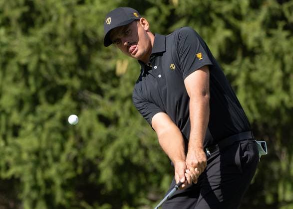 September 27, 2024, Montreal, Pq, CANADA: International team member Christiaan Bezuidenhout of South Africa, chips onto the green on the third hole of their second round foursome match at the Presidents Cup golf tournament at the Royal Montreal Golf Club, in Montreal, Friday, Sept. 27, 2024. Canada News - September 27, 2024 - ZUMAc35_ 20240927_zaf_c35_116 Copyright: xChristinnexMuschix