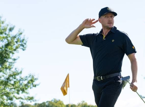 September 27, 2024, Montreal, Pq, CANADA: International team member Mackenzie Hughes of Canada, gestures to the crowd as he walks onto the green on the third hole of their second round foursome match at the Presidents Cup golf tournament at the Royal Montreal Golf Club, in Montreal, Friday, Sept. 27, 2024. Canada News - September 27, 2024 - ZUMAc35_ 20240927_zaf_c35_121 Copyright: xChristinnexMuschix