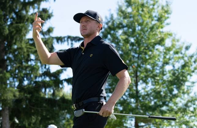 September 27, 2024, Montreal, Pq, CANADA: International team member Mackenzie Hughes of Canada, gestures to the crowd as he walks onto the green on the third hole of their second round foursome match at the Presidents Cup golf tournament at the Royal Montreal Golf Club, in Montreal, Friday, Sept. 27, 2024. Canada News - September 27, 2024 - ZUMAc35_ 20240927_zaf_c35_122 Copyright: xChristinnexMuschix