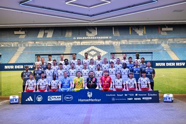 GER 2 FBL,, Hamburger SV,Team photo 2024 2025 01 10 2024, Volksparkstadion, Hamburg, GER 2 FBL, Hamburger SV, Team photo 2024 2025 in the picture hi row Seifert, Danile Elfadli, Sebastian Schonlau, Davie Selke, Robert Glatzel, Lucas Perrin, Dennis Hadzikadunic, Valon Zumberi, Omar Sillah 2 row from back Co-Trainer Kevin McKenna, Moritz Heyer, Bakery Jatta, Levin Oeztunali Ã-ztunali , Jonas Meffert, Adam Karabec, Silvan Hefti, Athletics Trainer Daniel Muessig M¸ssig, Rehab coach Sebastian Capel 2 row from front coach Steffen Baumgart, co-coach Rene Wagner, Ransford Koenigsdoerffer KËÜnigsdËÜrffer , Noah Katterbach, Ludovit Reis, Miro Muheim, Immanuel Pherai, Otto Stange, Fabio Balde, goalkeeper coach Sven Hoeh HËÜh , Match analysis Eduard Riesen 1 row from front Anssi Suhonen, Marco Richter, Jean Luc Dompe, goalkeeper Tom Mickel, goalkeeper Matheo Raab, goalkeeper Daniel Heuer Fernandes, goalkeeper Hannes Hermann, Emir Sahiti, Bilal Yalcinakaya, Nicolas Oliveira nordphotoxGmbH xWitke nph00002