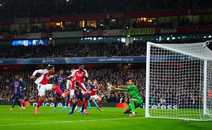 Bukayo Saka of Arsenal scores a goal to make it 2-0 from a direct free kick on the left wing Arsenal v Paris Saint-Germain, UEFA Champions League, Group Stage, Football, Emirates Stadium, London, UK, 01 Oct 2024 EDITORIAL USE ONLY No use with unauthorised audio, video, data, fixture lists, club league logos or live services. Online in-match use limited to 120 images, no video emulation. No use in betting, games or single club league player publications. Copyright: xJavierxGarcia Shutterstockx 14750159r