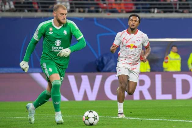 GER, Saxony, Leipzig, RB Leipzig vs Juventus Turin, Champions League, CHL, UCL, Matchday, Season 2024 2025, RB Arena, f l in picture Michele Di Gregorio Juventus Turin, 29 , Lois Openda RB Leipzig 11 , duel, action, fight, fights for the ball, 02 10 2024, Copyright: HMBxMedia UwexKoch