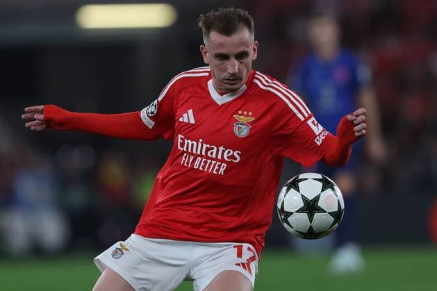 Portugal, Lisbon 2 October 2024 Uefa Champions League phase 2024 25 Matchday 2, S L Benfica Atletico de Madrid v l , Kerem Aktürkoglu S L Benfica on the ball, cropped image, single image, full body, action, action, game scene, the ball in view Copyright: JoaquimxFerreira