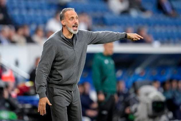 Pellegrino Matarazzo Rino, coach, head coach, Hoffenheim , gives instructions, gestures, gesticulates with arms, single image, single photo, action, action, 03 10 2024, Sinsheim Germany , football, UEFA Europa League, group stage, TSG 1899 Hoffenheim Dynamo Kiev, REGULATIONS PROHIBIT ANY USE OF PHOTOGRAPHS AS IMAGE SEQUENCES AND OR QUASI VIDEO xozx