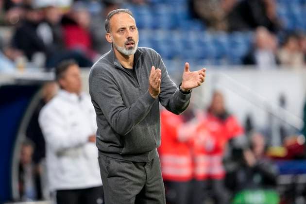 Pellegrino Matarazzo Rino, coach, head coach, Hoffenheim , gives instructions, gestures, gesticulates with arms, single image, single photo, action, action, 03 10 2024, Sinsheim Germany , football, UEFA Europa League, group stage, TSG 1899 Hoffenheim Dynamo Kiev, REGULATIONS PROHIBIT ANY USE OF PHOTOGRAPHS AS IMAGE SEQUENCES AND OR QUASI VIDEO xozx