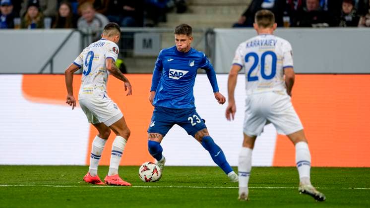 v li Nazar Voloshyn FC Dynamo Kyiv, 9 , Adam Hlozek Hoffenheim, 23 , Oleksandr Karavaiev FC Dynamo Kyiv, 20 , duel, duel scene, duel, tackle, tackling, dynamics, action, action, 03 10 2024, Sinsheim Germany , Football, UEFA Europa League, Group stage, TSG 1899 Hoffenheim Dynamo Kyiv, REGULATIONS PROHIBIT ANY USE OF PHOTOGRAPHS AS IMAGE SEQUENCES AND OR QUASI VIDEO xozx