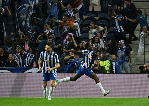 Samu Omorodion of Porto FC celebrates scoring to make it 2-2 Porto v Manchester United, ManU UEFA Europa League, Group Stage, Football, Estadio do Dragao, Porto, Portugal, 03 Oct 2024 EDITORIAL USE ONLY No use with unauthorised audio, video, data, fixture lists, club league logos or live services. Online in-match use limited to 120 images, no video emulation. No use in betting, games or single club league player publications. Copyright: xZedxJameson Shutterstockx 14750815dx