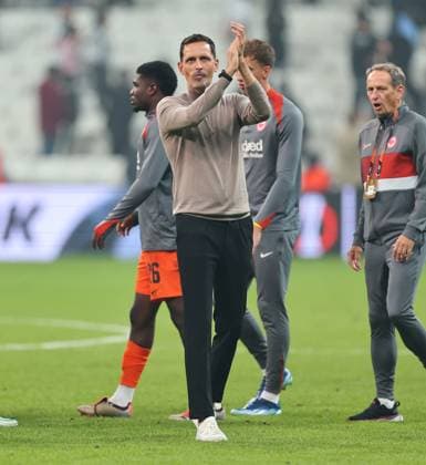 03 10 2024, Football UEFA Europa League, Besiktas JK Istanbul Eintracht Frankfurt, emonline, emspor, v l , coach Dino Toppmöller Eintracht Frankfurt thanks the fans, thanks, thanks, team after the match, after the match, thanks the fans, applauds the fans DFL DFB REGULATIONS PROHIBIT ANY USE OF PHOTOGRAPHS AS IMAGE SEQUENCES AND OR QUASI VIDEO xdcx Copyright: HMBxMedia
