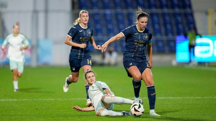 v li Sophie Weidauer Werder, 9 , Melissa Kössler TSG, 25 , duel, duel, tackle, tackling, dynamics, action, action, 06 10 2024, Sinsheim Hoffenheim Germany , Football, Google Pixel Women Bundesliga, TSG 1899 Hoffenheim SV Werder Bremen, DFB DFL REGULATIONS PROHIBIT ANY USE OF PHOTOGRAPHS AS IMAGE SEQUENCES AND OR QUASI VIDEO xozx