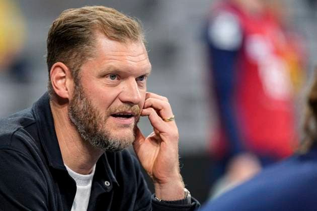 Johannes Bitter Jogi Bitter, Goalkeeper, Hamburg, 1 watches the game, single picture, single photo, action, action, 07 10 2024, Mannheim Germany , Handball, Bundesliga, Rhein Neckar Löwen Handball Sport Verein Hamburg xozx