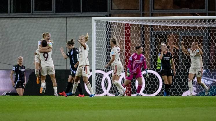 The Bayern players celebrate with Glodis Perla Viggosdottir FC Bayern Muenchen Frauen, 4 their goal to equalize 1 1 The English players are dismayed GER, FC Bayern Muenchen vs Arsenal WFC, Football, UEFA Womans Champions League, Group C, Matchday 1, 2024 2025 season, 09 10 2024 GER, FC Bayern Muenchen vs Arsenal WFC, Football, UEFA Womans Champions League, Group C, Matchday 1, 2024 2025 season, 09 10 2024 Muenchen Copyright: xEibner-Pressefoto HeikexFeinerx EP_HFR