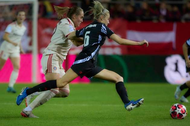 2024 25 UEFA Women™s Champions League FC Bayern Munich Women vs Arsenal WFC, Croup C, Matchday 1, Season 2024 2025, FC Bayern Munich Women vs Arsenal WFC, GER, 2024 10 09, FC Bayern Campus Munich, LOHMANN Sydney FC Bayern Munich 12 , WILLIAMSON Leah Arsenal WFC 06 , sportworld Munich FC Bayern Campus Bayern Germany