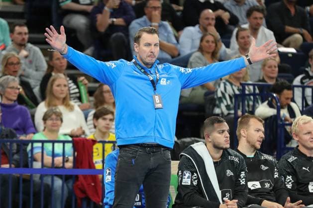 11 10 2024, xgox, Handball Daikin, HBL Handball Sport Verein Hamburg THW Kiel emspor, v l Filip Jicha Kiel, coach gives instructions, gesticulates with arms, gesticulate, gives instructions Hamburg