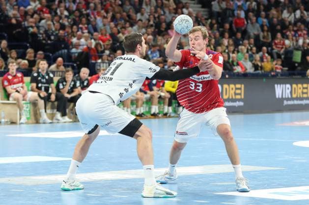 11 10 2024, xgox, Handball Daikin, HBL Handball Sport Verein Hamburg THW Kiel emspor, v l Hendrik Pekeler Kiel, 61 , Moritz Sauter Hamburg, 33 duel, duel, fight, tackle Hamburg