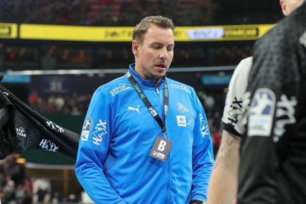 11 10 2024, xgox, Handball Daikin, HBL Handball Sport Verein Hamburg THW Kiel emspor, v l Filip Jicha Kiel, coach gives instructions, gesticulates with arms, gesticulate, gives instructions Hamburg