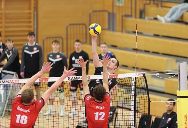 Moritz Rauber TV Rottenburg, 02 , Elias Walther TV Buehl, 18 , Philipp Oster, 12 , GER, TV Buehl vs TV Rottenburg, Volleyball, Men, Regional Cup, 13 10 2024 GER, TV Buehl vs TV Rottenburg, Volleyball, Men, Regional Cup, 13 10 2024 Buehl Copyright: xEibner-Pressefoto FrankxSeiterx EP_EER
