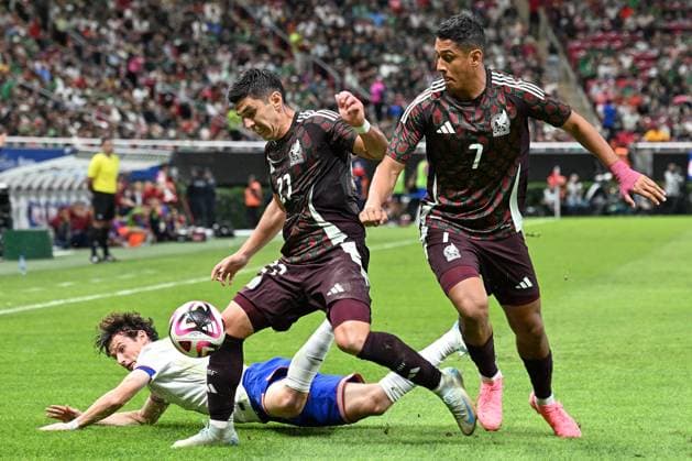 Fußball, Länderspiel, Mexiko - USA RECORD DATE NOT STATED Seleccion Mexicana 2024 Mexico vs United States Brenden Aaronson (L) of USA , Jesus Angulo, Luis ROmo of Mexico of Mexico during the game International Friendly, Länderspiel, Nationalmannschaft between Mexican national team, Nationalteam (Mexico) and United States (USA) at Akron Stadium, on October 15, 2024, Guadalajara, Jalisco, Mexico. GUADALAJARA JALISCO MEXICO Copyright: xDavidxLeahx 20241015230257_SNM_MEX_USA_ANGULO270