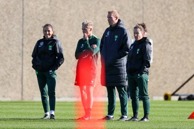 VfL vs Olympique Lyon, CL Women, Preliminary Reports Wolfsburg, 16 10 2024, FOOTBALL VfL Wolfsburg vs Olympique Lyon, Group Round Champions League Women, Season 2024 25 VfL Wolfsburg Final Training, Carin Bakhuis VfL Wolfsburg, Sabrina Eckhoff VfL Wolfsburg , Head Coach Tommy Stroot VfL Wolfsburg , Olivier Dijk Wolfsburg