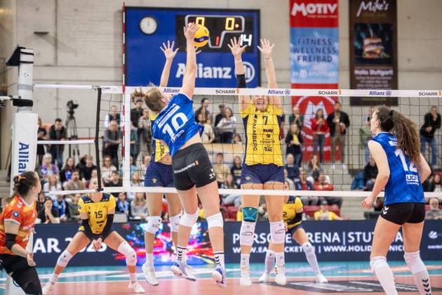 Jolien Knollema Allianz MTV Stuttgart, 10 vs Schweriner Block, re Margaret Ann Wolowicz SSC Palmberg Schwerin, 07 GER, Allianz MTV Stuttgart vs SSC Palmberg Schwerin Volleyball Bundesliga, VBL, 2024 2025 season, 19 10 2024 GER, Allianz MTV Stuttgart vs SSC Palmberg Schwerin Volleyball Bundesliga, VBL, 2024 2025 season, 19 10 2024 Stuttgart Copyright: xSandyxDinkelackerx EP_SDR