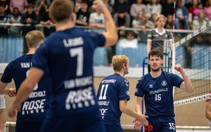 Volleyball, Season 2024 2025, 2 Bundesliga Nord, 19 10 2024, 4 Matchday, Men, TuB Bocholt blue vs Kieler TV red v l Noah van Dam Libero TuB Bocholt , Luis Kubo TuB Bocholt , Thomas Wittkowski TuB Bocholt , Tobias Brendgen TuB Bocholt , Bocholt Sporthalle West Nordrhein Westfalen Germany 241019_vb_tub-bocholt_kieler-tv_33923